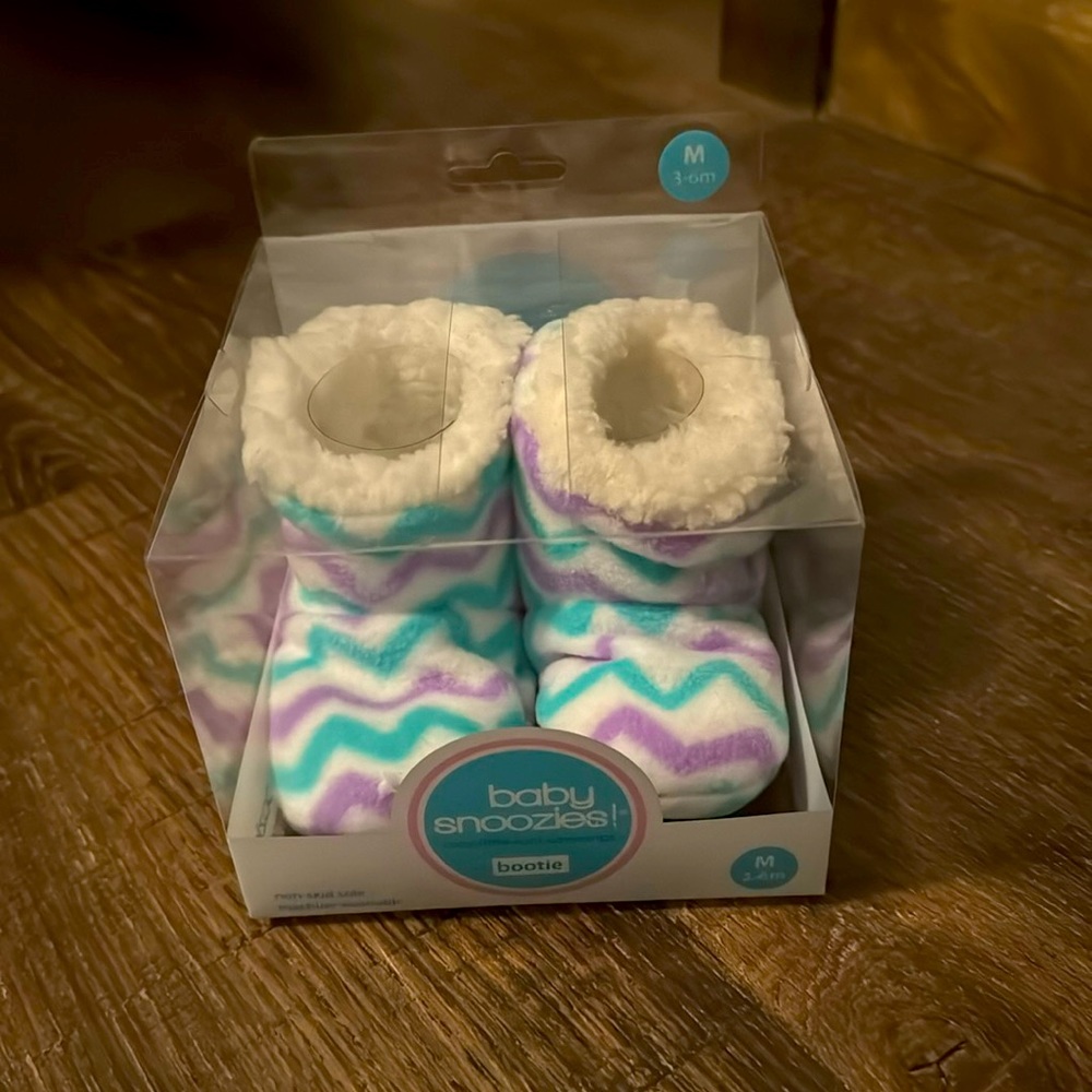 Baby Snoozies winter booties. 3-6M